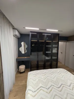 Lake and Downtown Due Passi