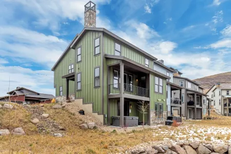 Spacious 4 bedroom townhome in Park City with private Hot Tube Отели в г. Хайдеаут