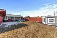 Stylish, Comfortable, Mtn Views, Huge Fenced Yard, King Beds, Cozy Fireplace! Hotels in Murray