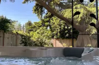 HotTub! 5 minutes to the Seatac Airport + Large Private Backyard