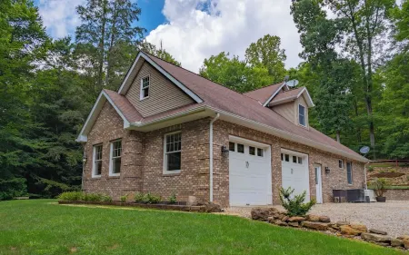 Secluded Retreat in Hocking Hills with Hot Tub – 10 Min from Old Man’s Cave