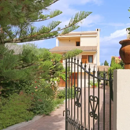 Quiet residential area, beach 300m, pool, rustic kitchen, ideal for families