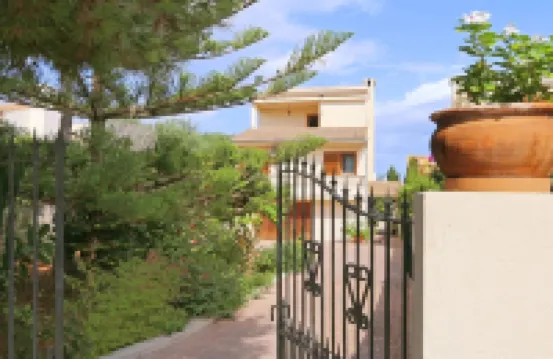 Quiet residential area, beach 300m, pool, rustic kitchen, ideal for families