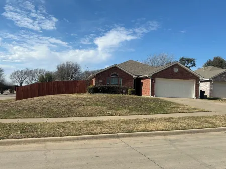 Charming 4 bedroom house with spacious backyard, AC and WiFi in Grand Prairie