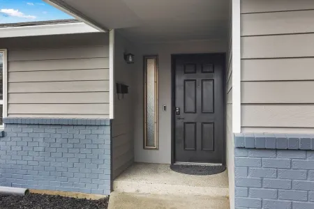 Cozy 3-bedroom house in peaceful Renton with WiFi, AC