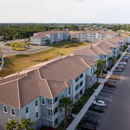 Gorgeous 2 Bed /2 Bath Condo Close to Beaches
