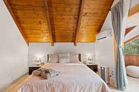 Modern & Beautiful Cabin w/Hot Tub<br>Serene location and comfortable stay