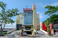 RedDoorz Plus Near Hotel Benua Kendari