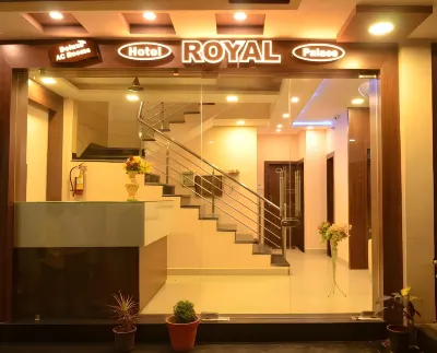 Hotel Royal Palace - 150 Meters from Mahakal Temple