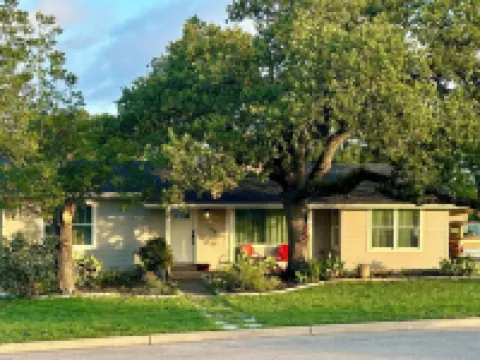 Spacious 3 bedroom hom in charming Marble Falls with WiFi, AC Hoteles en Marble Falls
