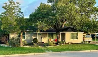 Spacious 3 bedroom hom in charming Marble Falls with WiFi, AC