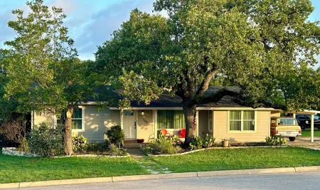 Spacious 3 bedroom hom in charming Marble Falls with WiFi, AC Отели в г. Марбл Фолс