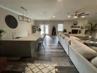 Large Remodeled Central Located Minutes to the Beach & Downtown Free Big Parking