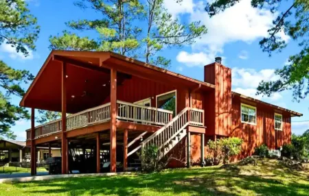 2 Homes! 6 BR 5BA! Swimming pool! Private Hot Tub! Pool Table! Basketball Hoop!