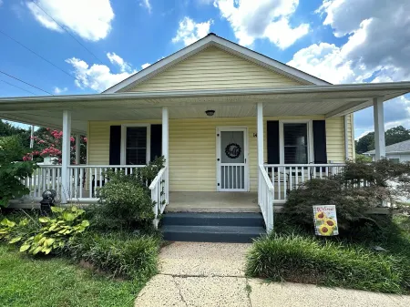 15 Min from CLT Airport! Spacious & Renovated!