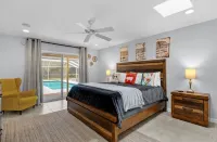 The Pond House! Large Pool, 10 Sleeps, Pool Table, Firepit, 10 Min UF