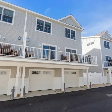 1 Block to Beach with Linens + Towels and Coffee Included