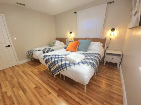 Detached Bungalow Home Prime location Close to DT Pasadena King Size -Bed! 29