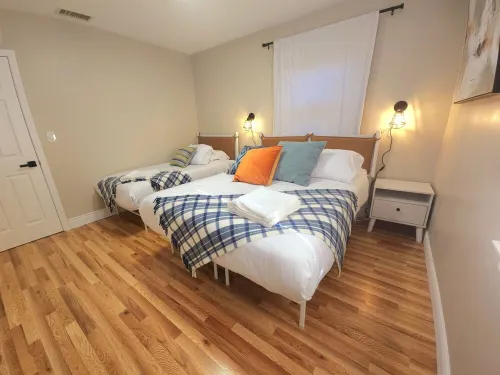 Detached Bungalow Home Prime location Close to DT Pasadena King Size -Bed! 29