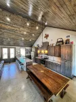 Stunning 6 Bedroom vacation home with pool & hot tub 5 minutes from Frio River!