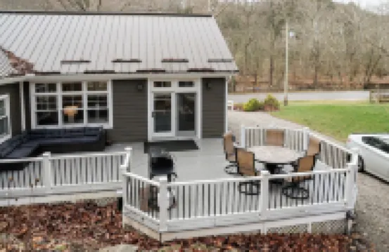 Mohican River Retreat - Sleeps 10 - Hot Tub, Fire Pit & River Access 漢諾威酒店