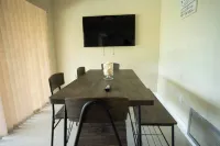 15Min from FLL airport/ with 8ft pool & NEW Jacuzzi Hot Tub
