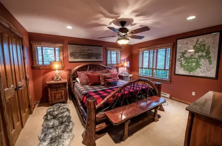 Cozy & Luxurious Adirondack Home to create many Lake Placid memories!