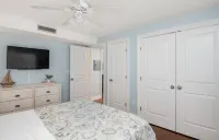 Immaculate Airy Retreat 300ft to Beach - Beach Badges, Linens + Towels Included  호텔