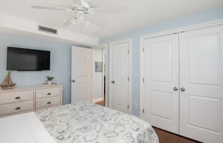 Immaculate Airy Retreat 300ft to Beach - Beach Badges, Linens + Towels Included