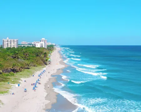 Lux 2 Bedroom - 2 Bathroom w/Balcony Directly Across from the Beach - Boca Raton