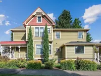 Spacious 4-bedroom Victorian home, sleeps up to 14, for Family or Bridal Getaway