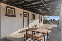 Featherlight Cottage with BBQ and Hot Tub in Downtown Phoenix