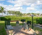 Siesta Key Condo- walk to beautiful beaches, ride a free trolley around the key