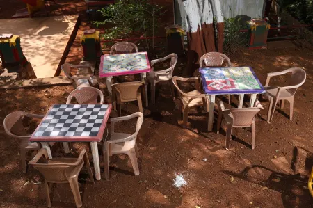 Gujarat Bhavan Hotel Отели в г. Матеран