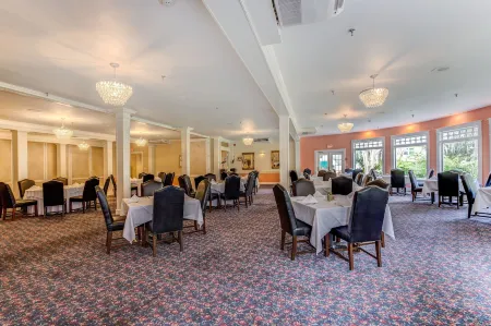 Lakeside Inn on Lake Dora Отели рядом с достопримечательностью «Walmart Garden Center»