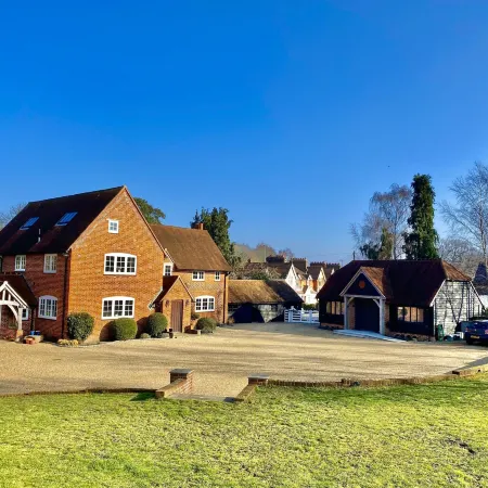 Hillside Farm Barn Apartments Отели рядом с достопримечательностью «Университет Суррей»