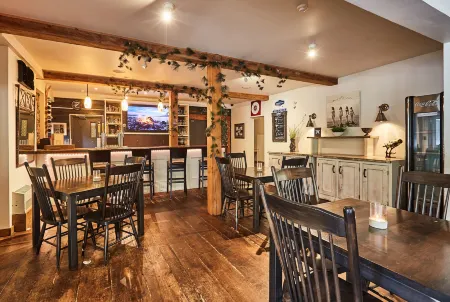 3 Pines Lodge Muskoka Отели в г. Port Sydney