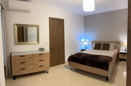 Spinola Bay Apt - Beatiful 3-Double Bed Apt Near Beach in Prime Location Отели рядом с достопримечательностью «St George's Bay»