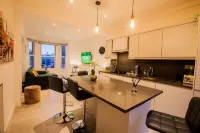 Surbiton Luxury Garden House 19A Hotels in Chessington