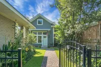 Charming cottage! Central to beach & downtown - Homestays