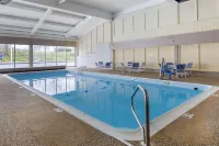 Comfort Inn Hyannis - Cape Cod - piscina