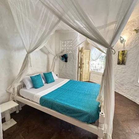 Cozy Family room, shared bath