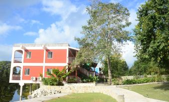 Lamanai Hotel & Marina