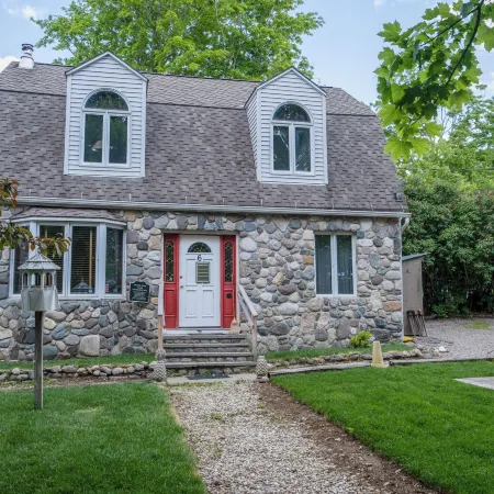 3 Bedroom 2 Bath Carriage House (Pet Friendly)