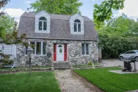 3 Bedroom 2 Bath Carriage House (Pet Friendly) - Kitchens