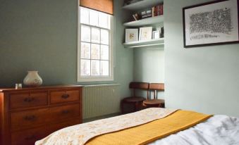 Stylish and Spacious Apartment with Terrace - Housity