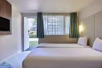 Greet  Hotel Versailles - Voisins le Bretonneux - balcony