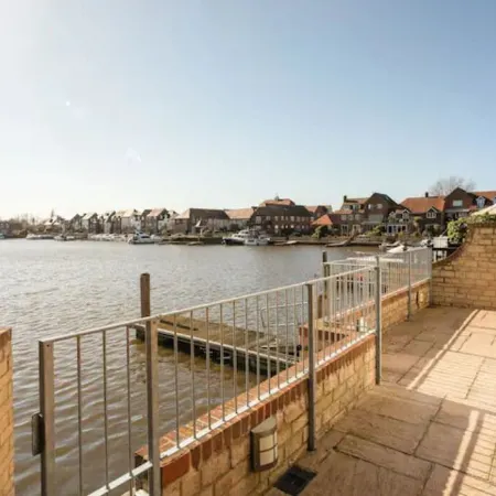 Abingdon House - 4 Br on the Marina