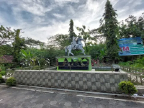 Goa Slarong Camping Ground Hotels in Pajangan