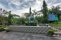 Goa Slarong Camping Ground Hotels in Pajangan